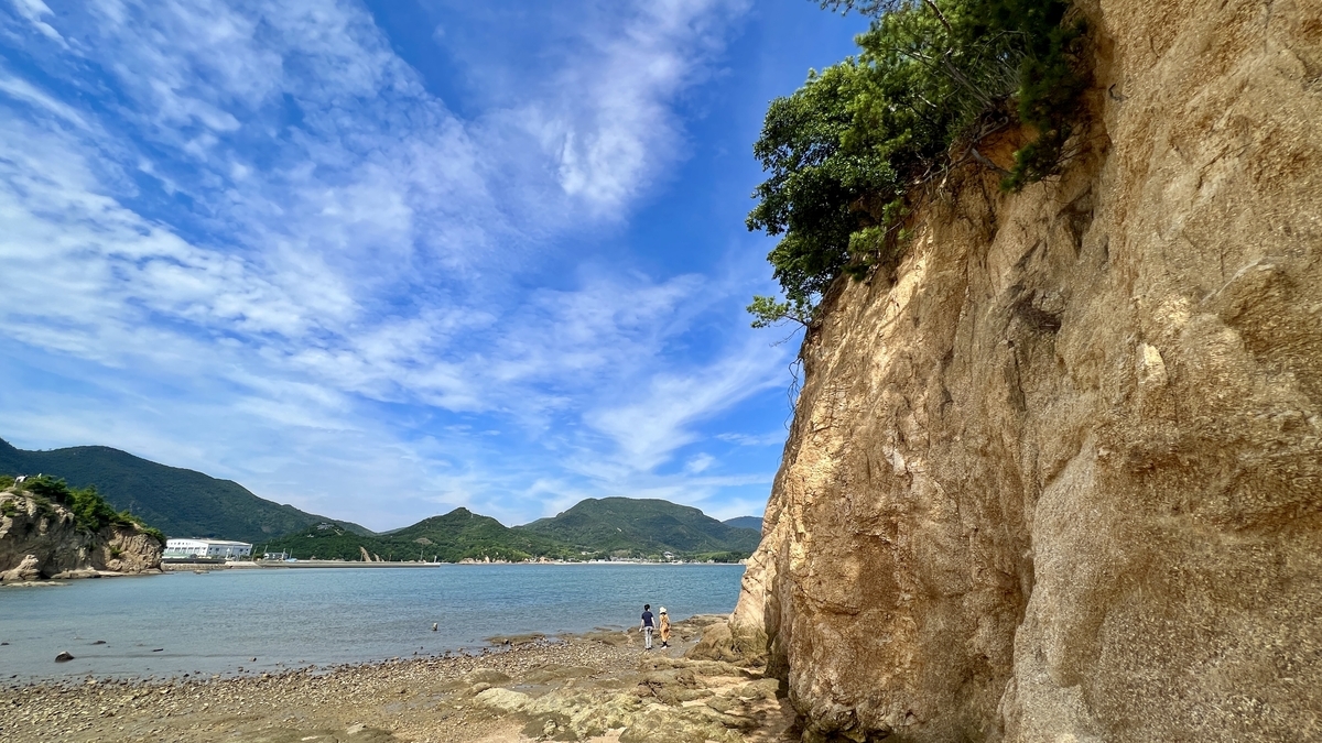 中余島の岩場から見た瀬戸内海の青い海と空の風景