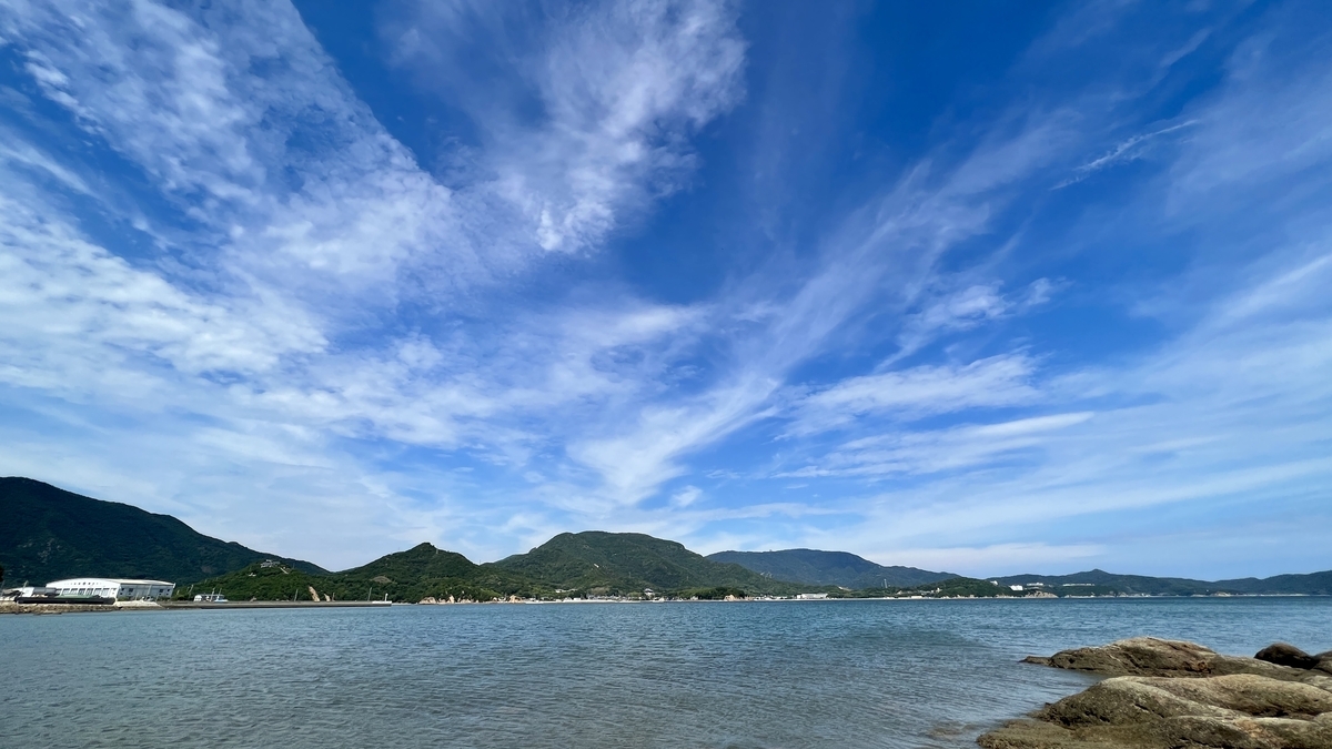 中余島から眺めるエンジェルロードと小豆島の海岸線