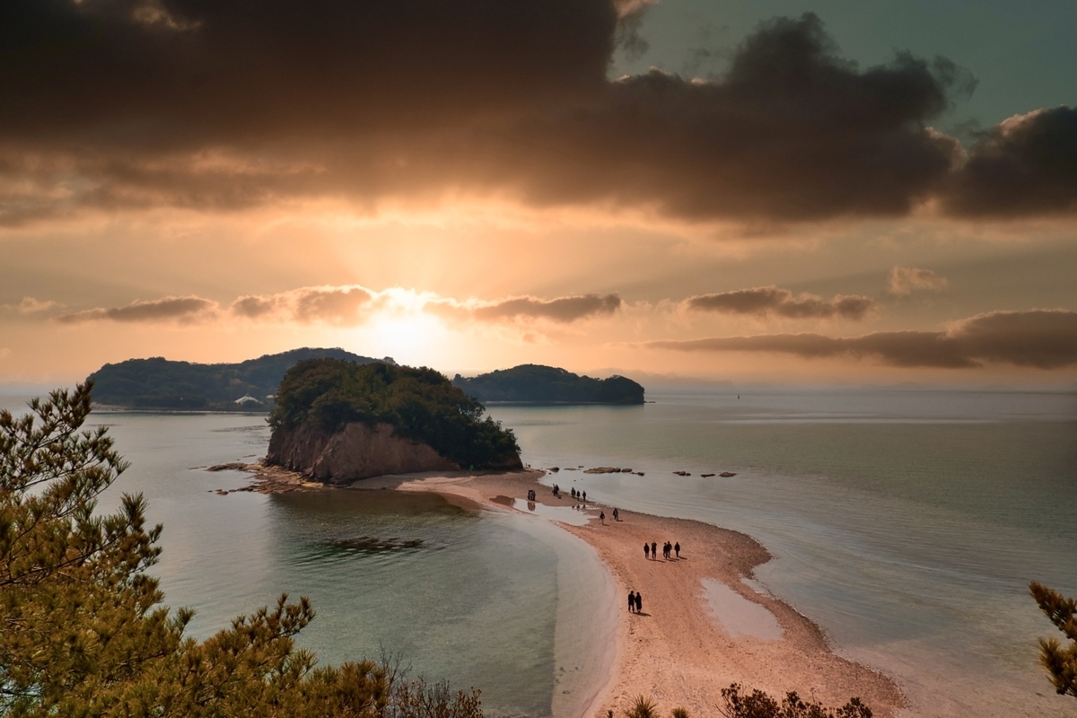 夕暮れ時のエンジェルロードと夕焼けに染まる瀬戸内海