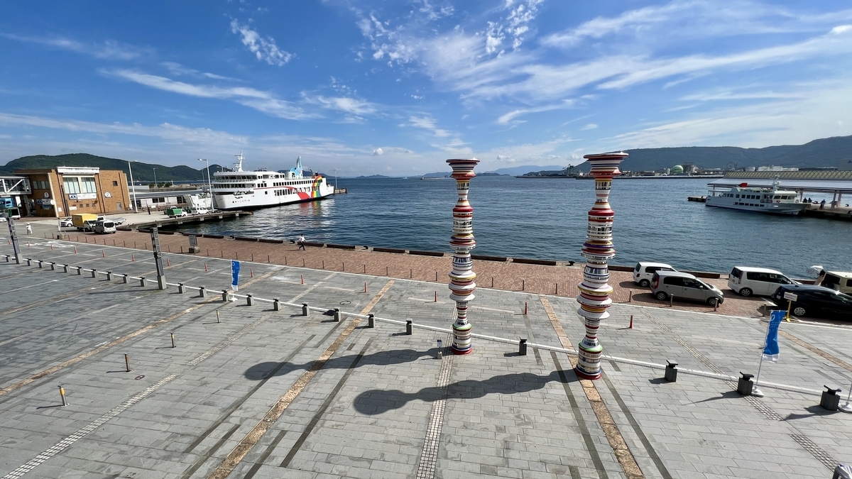 高松港のフェリー乗り場からの海の景色と小豆島行きフェリーの船着場