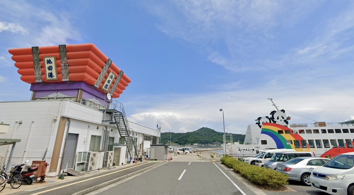小豆島池田港のフェリーターミナル建物と港の施設