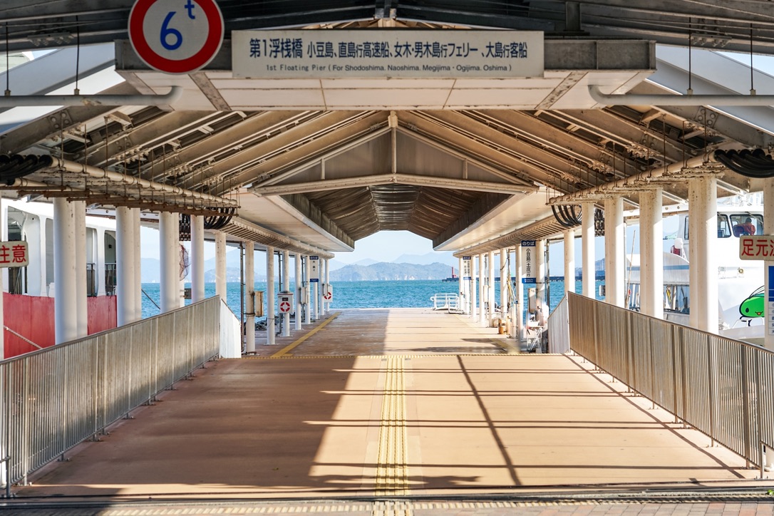 高松港3番のりば高速艇乗船口への連絡通路
