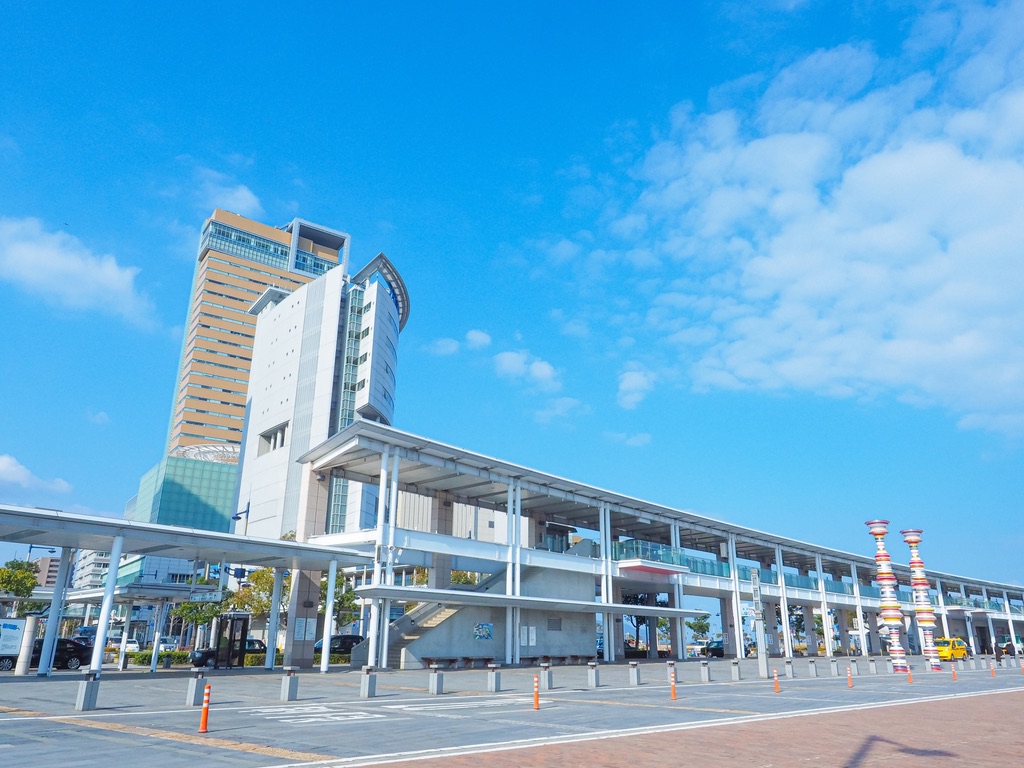 高松港ターミナル建物の全景と青空