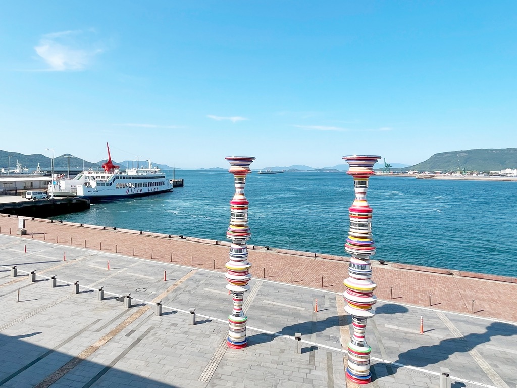 瀬戸内海に浮かぶ小豆島の全景と周辺の島々