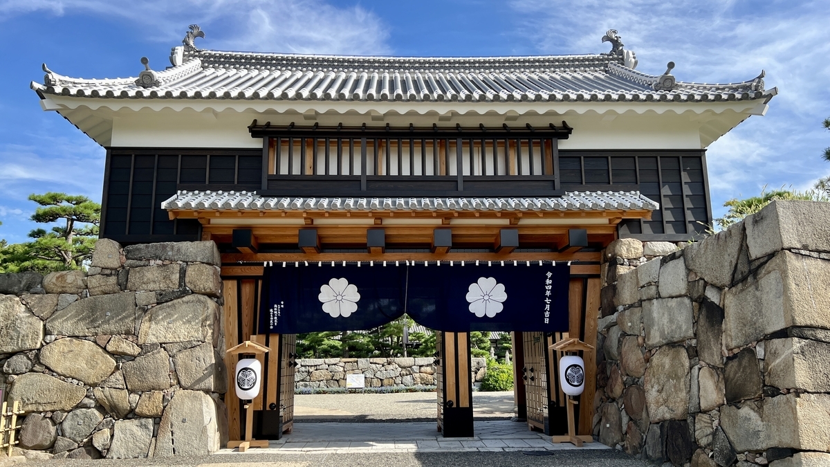 復元された高松城の桜御門 正面から見た立派な櫓門の全景