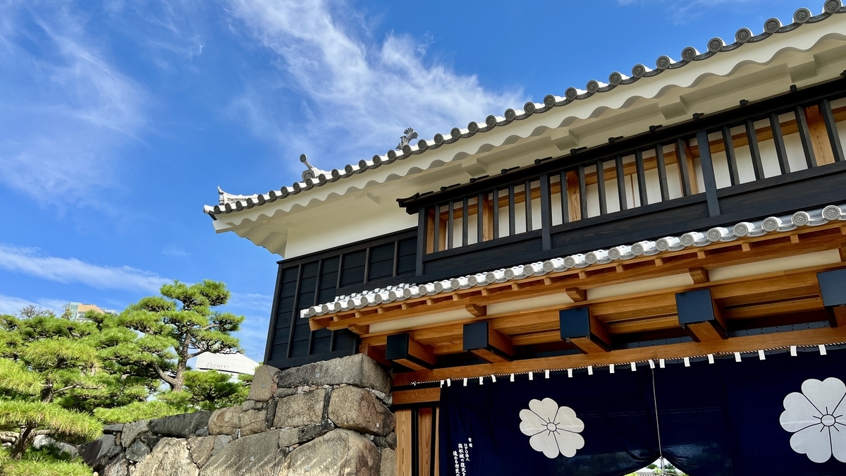 漆喰壁と木組みが美しい桜御門の上部 ディテールまで再現された櫓構造