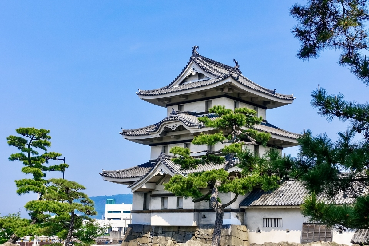 高松城の内堀沿いに建つ月見櫓 松と青空に囲まれた三重三階の現存櫓