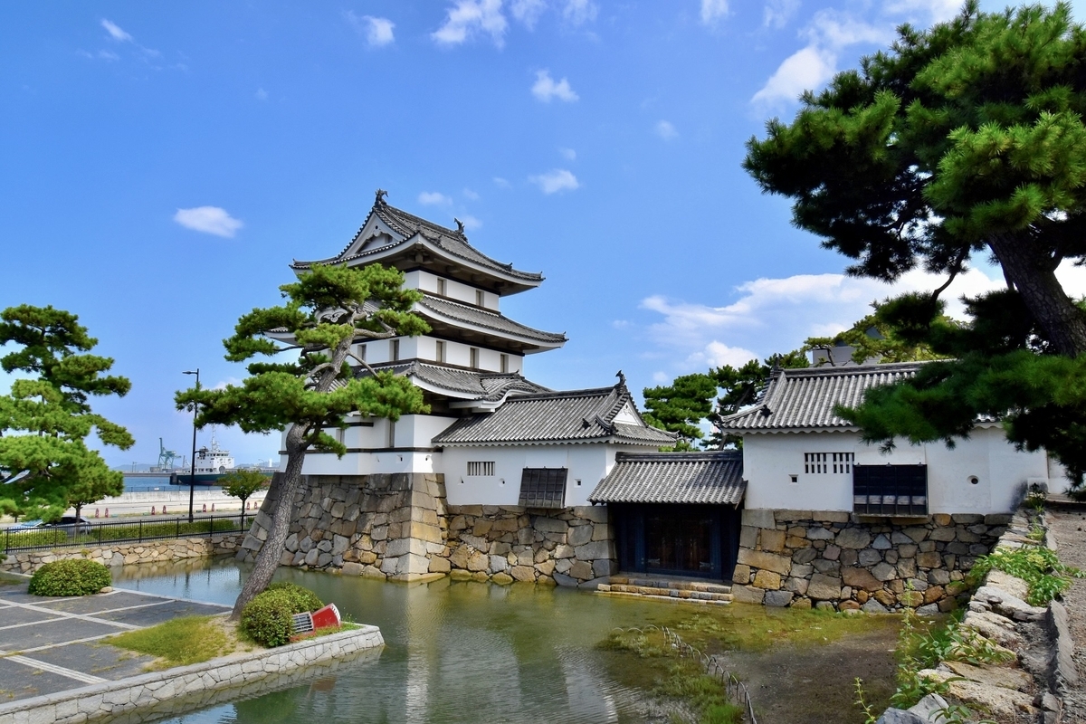 堀越しに見た水手御門と月見櫓 海とつながる高松城の城門構造