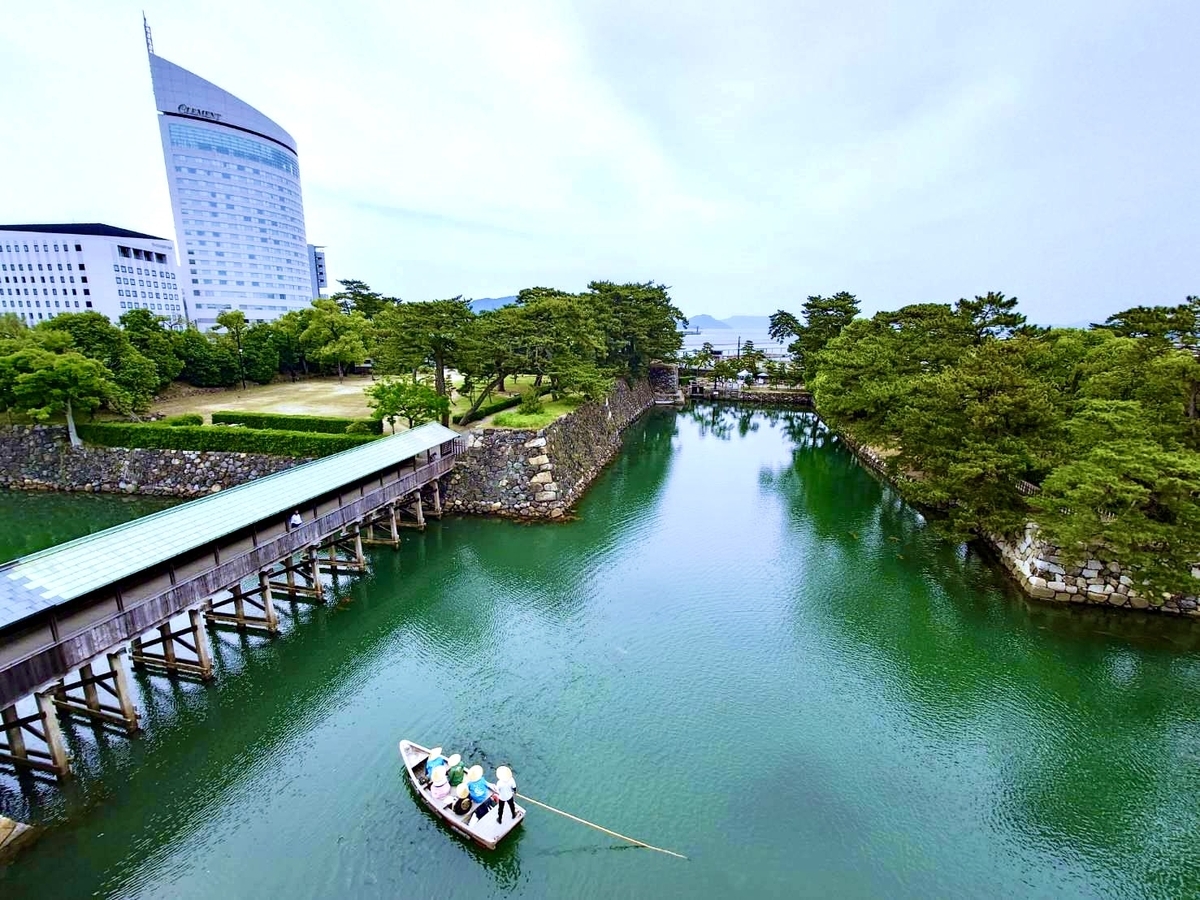 内堀をゆっくりと進む和船と緑に囲まれた高松城の水辺の回遊ルート