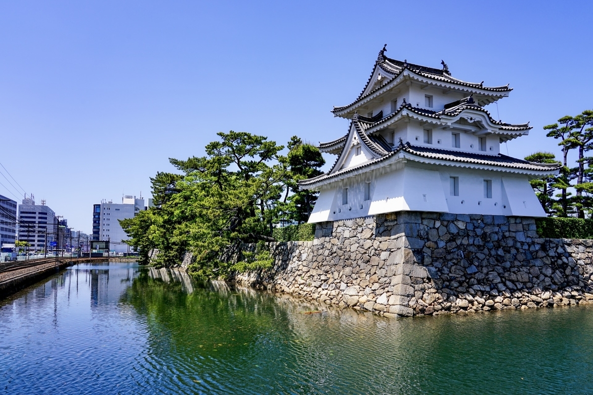 高松城の天守台と石垣の上に建つ月見櫓 内堀越しに望む水城の全景