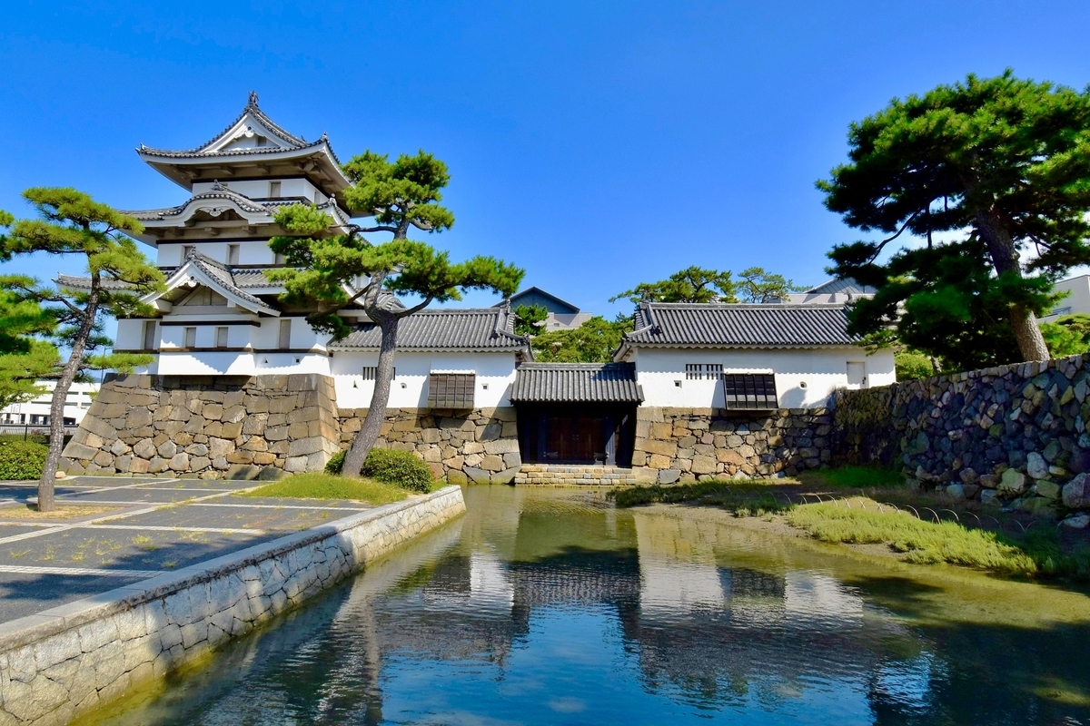 高松城の内堀と石橋 水手御門と月見櫓が並ぶ城郭景観の象徴的風景