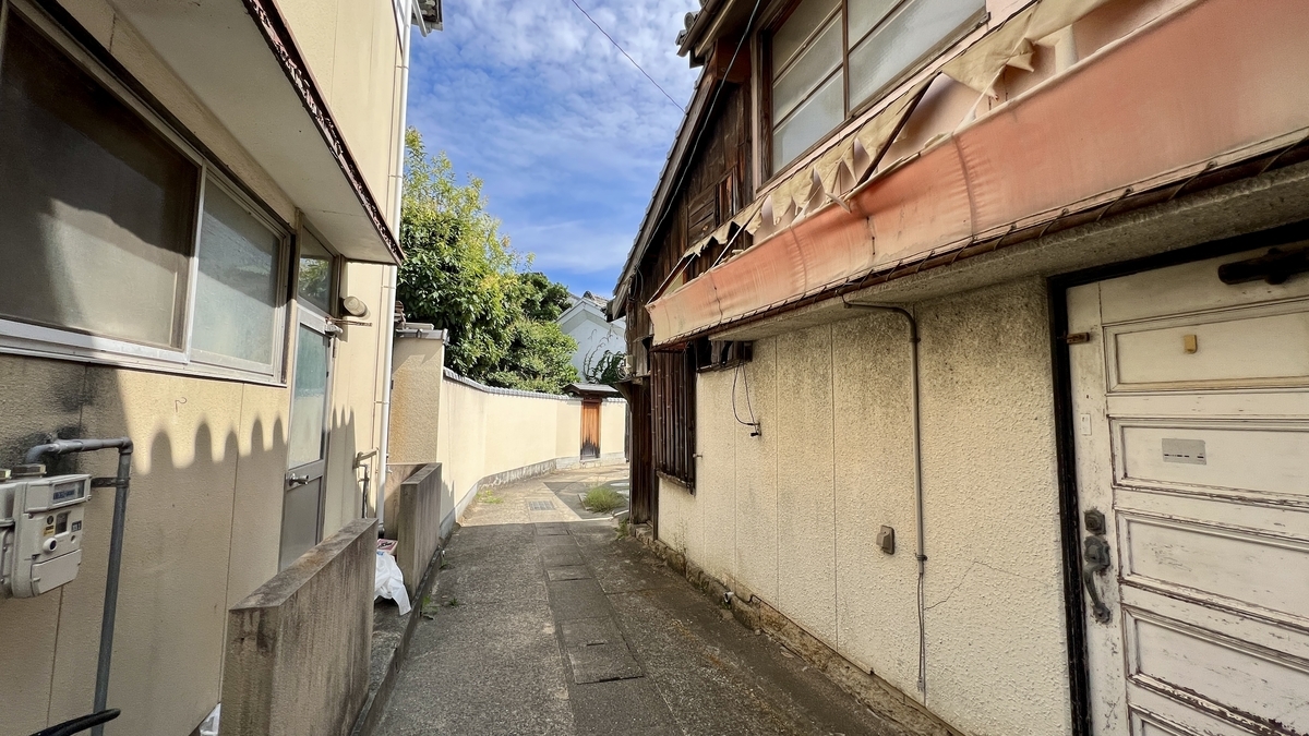 迷路のまちに残る昔ながらの細い路地と住宅の風景