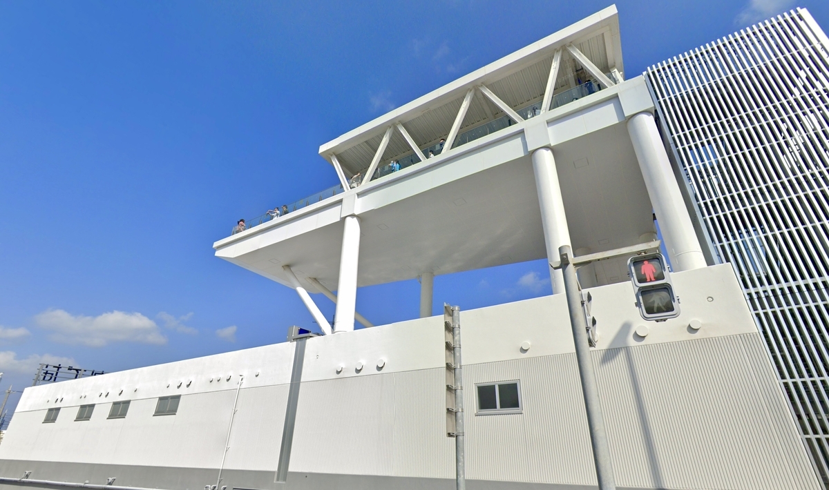 嘉手納空軍基地を望める大きく張り出した道の駅かでなの展望所の外観