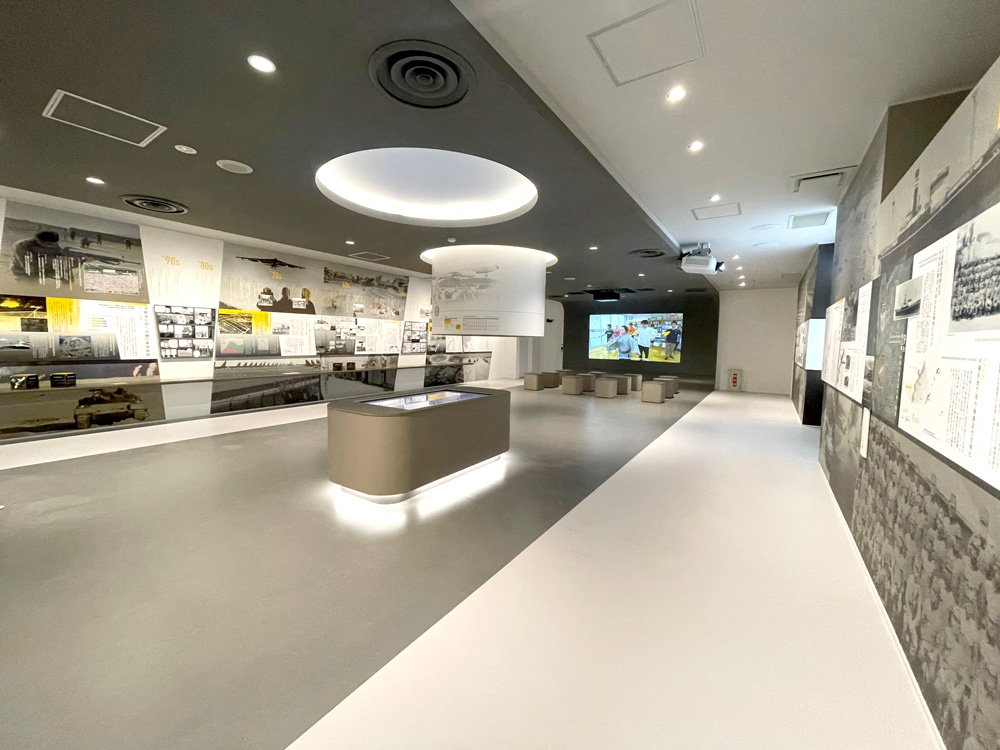 学習展示室には、写真や映像コンテンツが展示されている
