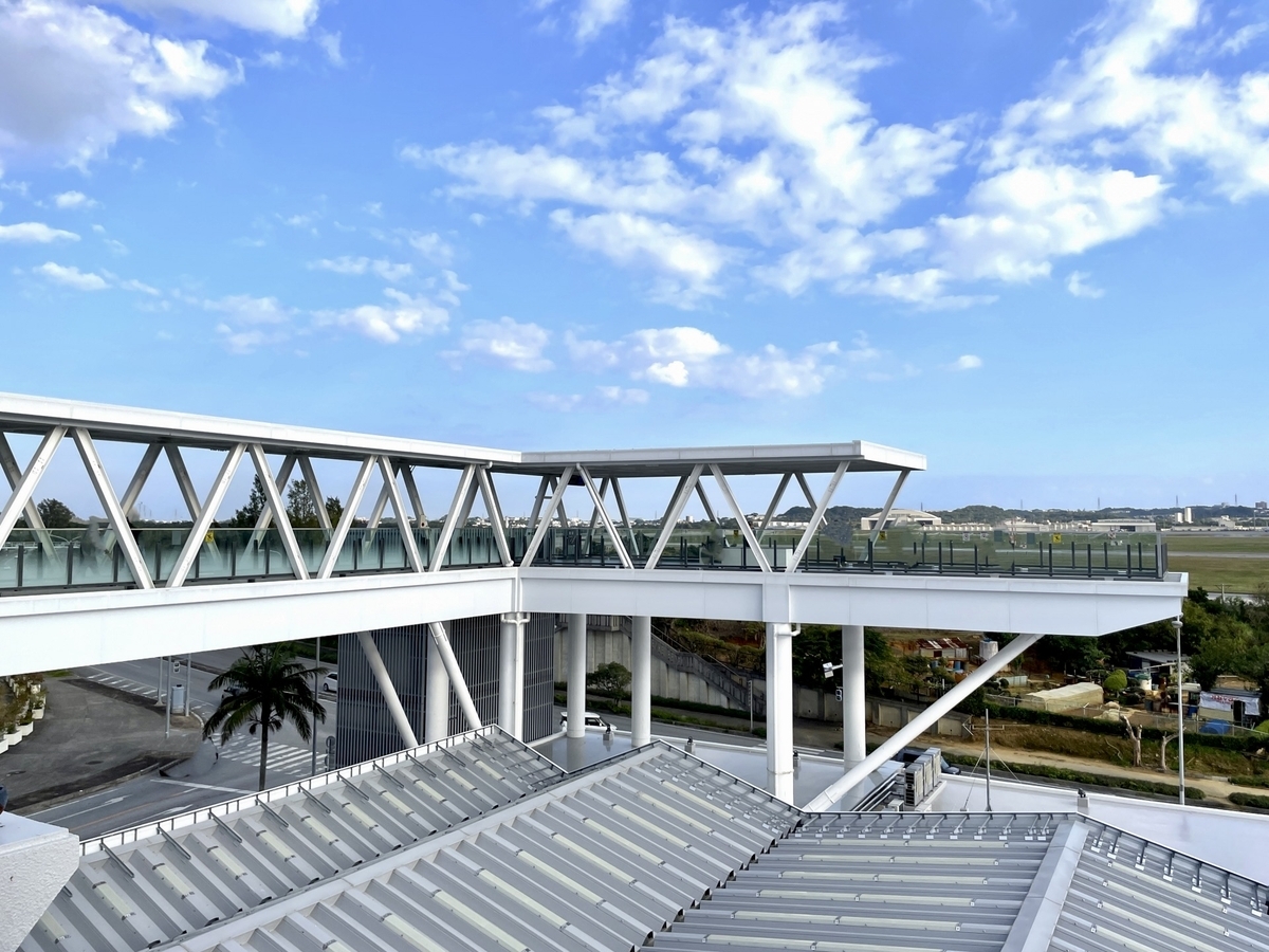 青空の下に広がる道の駅かでなの展望所と施設外観