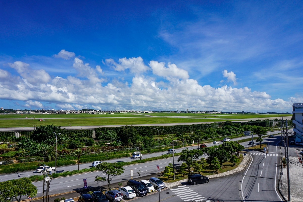 嘉手納空軍基地の滑走路と周辺道路を見渡せる景観