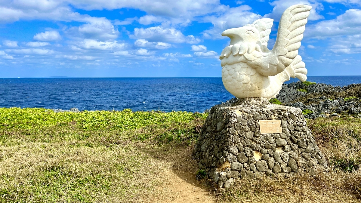 青空と海を背景に建つ辺戸岬のかりゆしの像