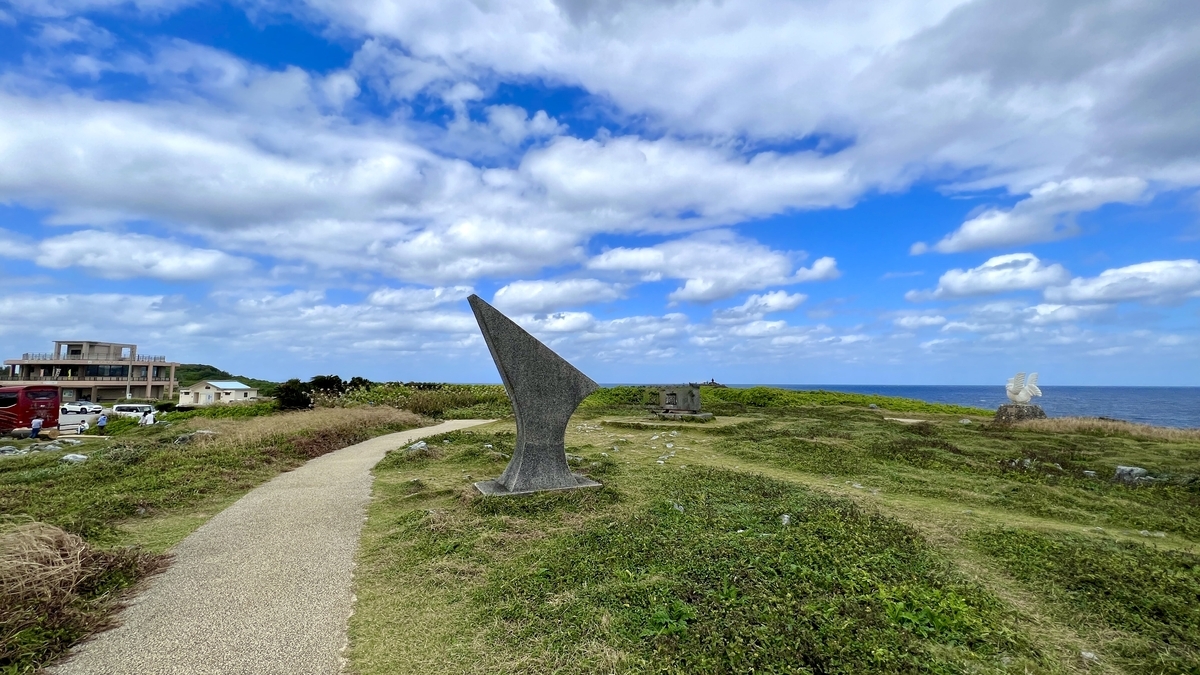 辺戸岬の遊歩道と遠景に広がる空と海の景色