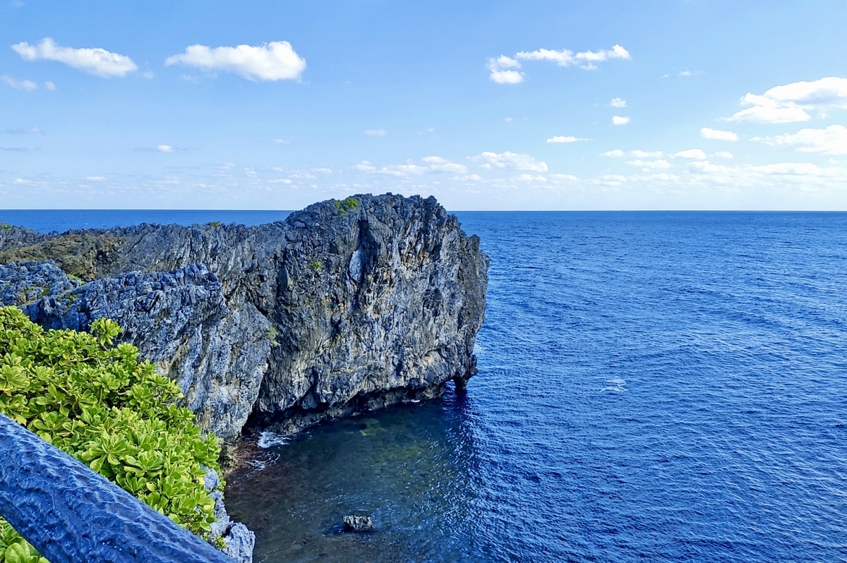 切り立った断崖と青い海が広がる辺戸岬の絶景