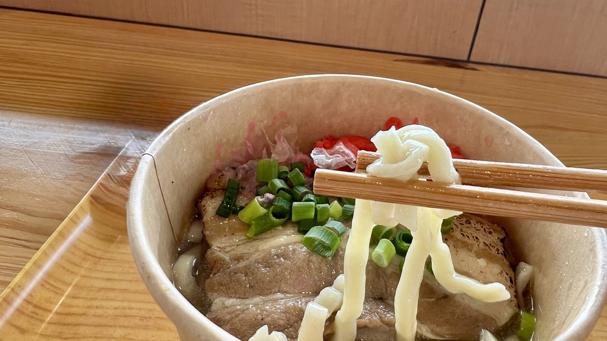 ふしくぶカフェで提供される沖縄そばの食事メニュー