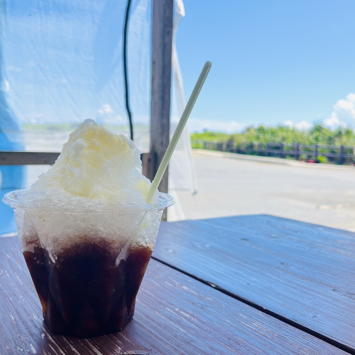 こうようパーラーで提供されるかき氷とアイスクリームのデザート