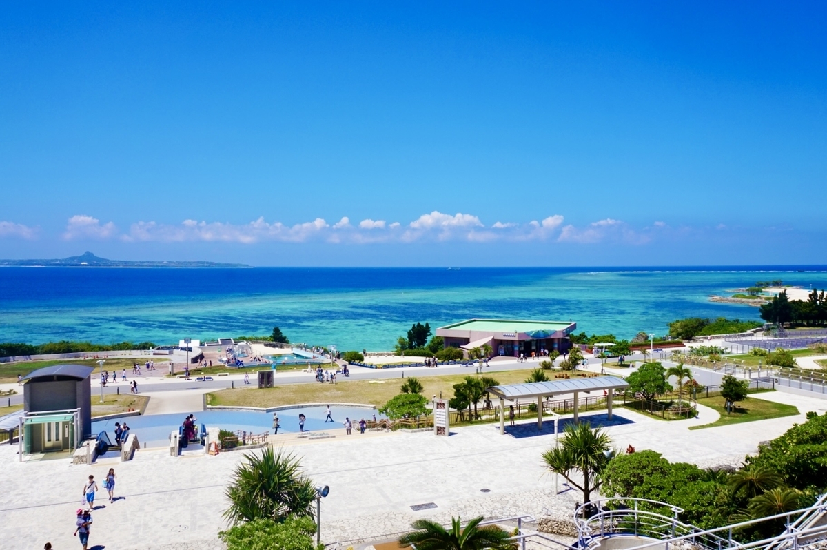 美ら海水族館から望む青い海と白い砂浜の風景