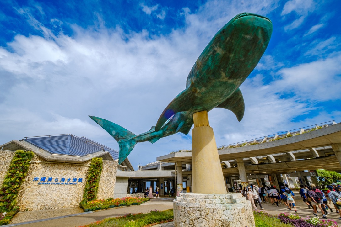 沖縄美ら海水族館の入口にあるジンベエザメとマンタの巨大モニュメント
