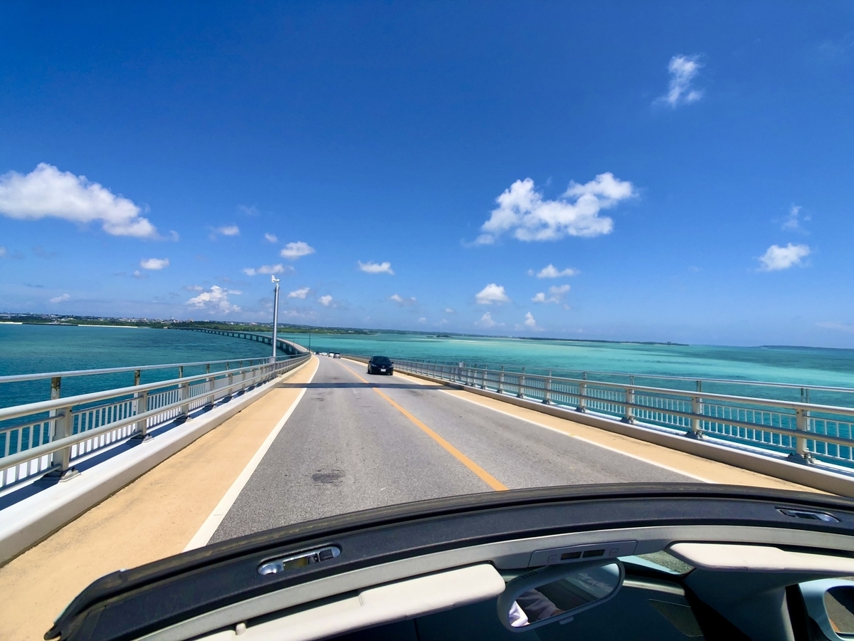 青い海に架かる橋を走る車から見た景色
