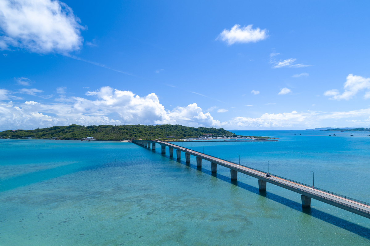 青い海に延びる桟橋と伊計島の海景 大泊ビーチへのドライブのイメージ