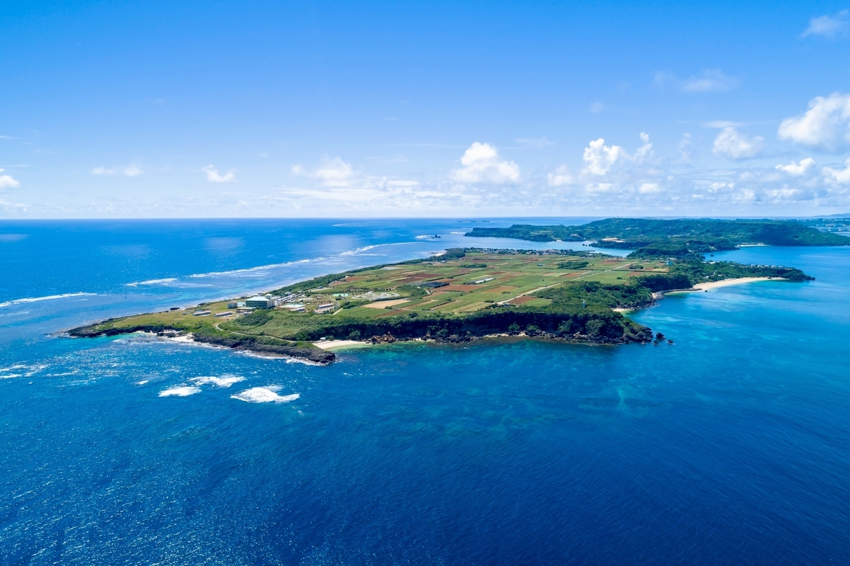 伊計島の海岸線の空撮 コバルトブルーの海と島の全景