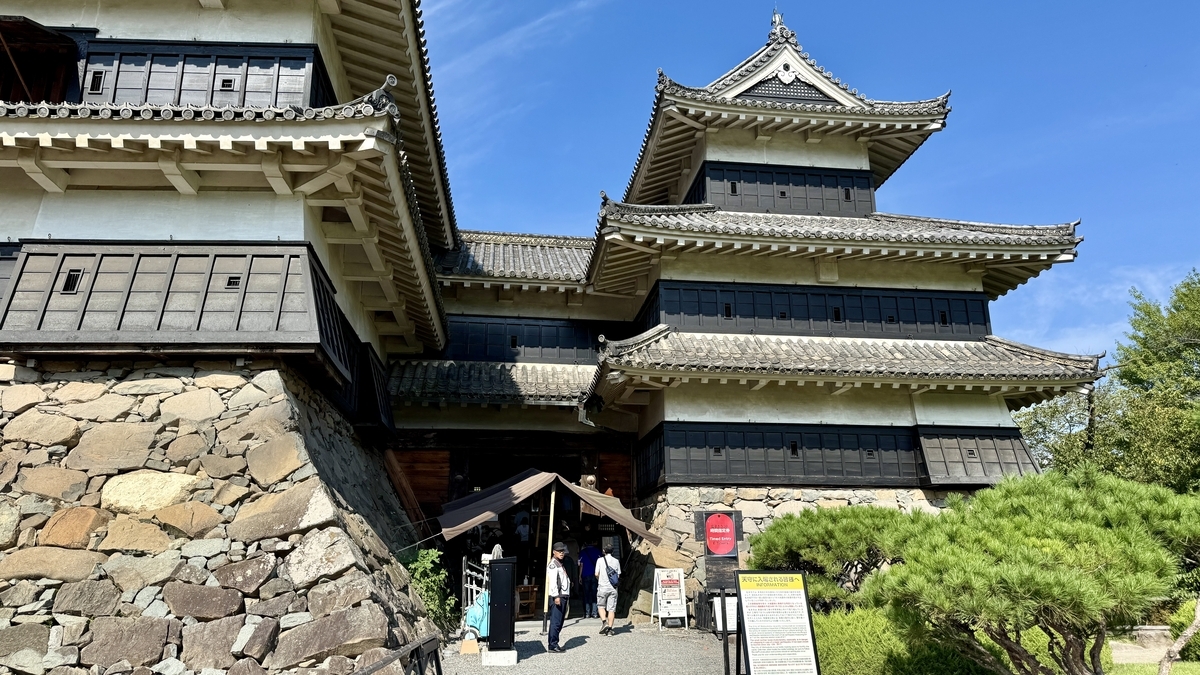 松本城天守の入口に向かう石垣と櫓門の風景