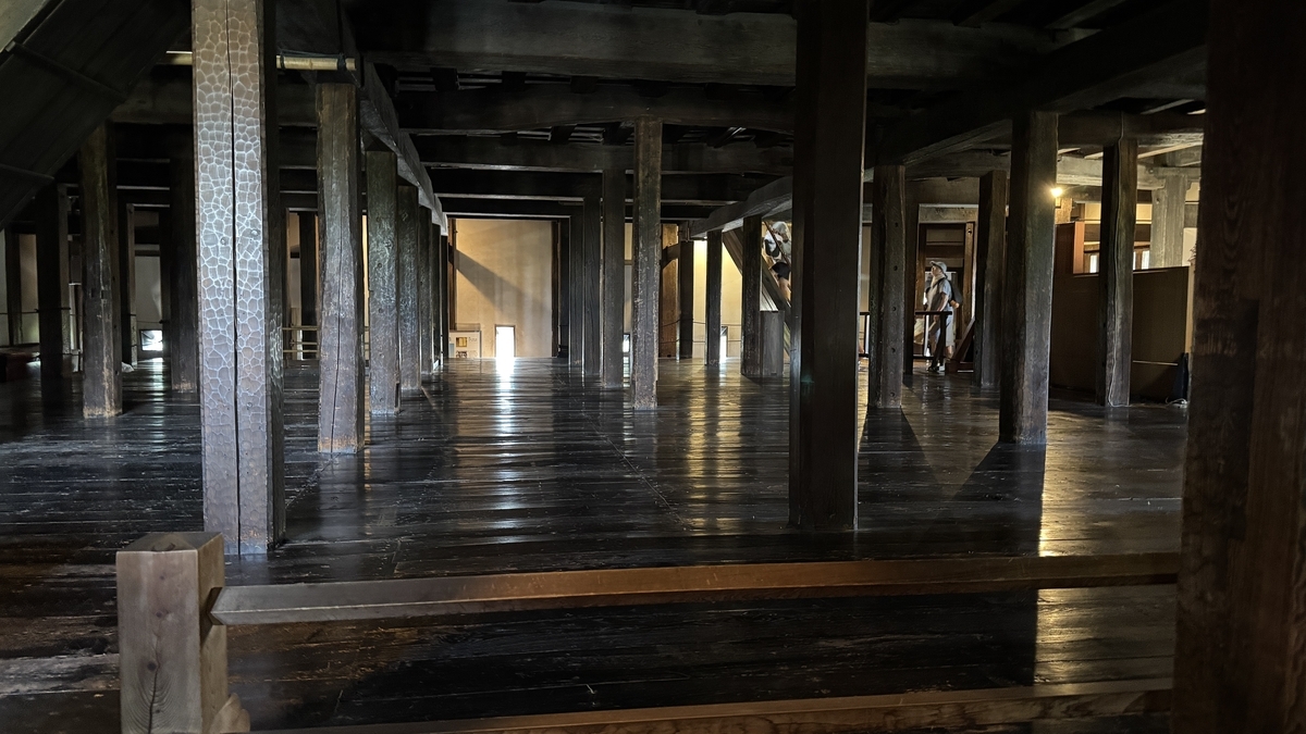 松本城天守一階 柱が並ぶ通路と床面の様子