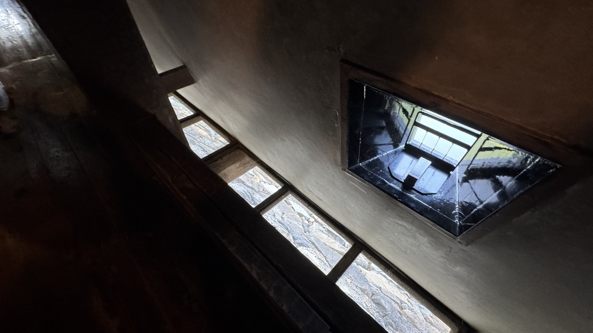 松本城天守一階 石落としから外を見下ろす視点