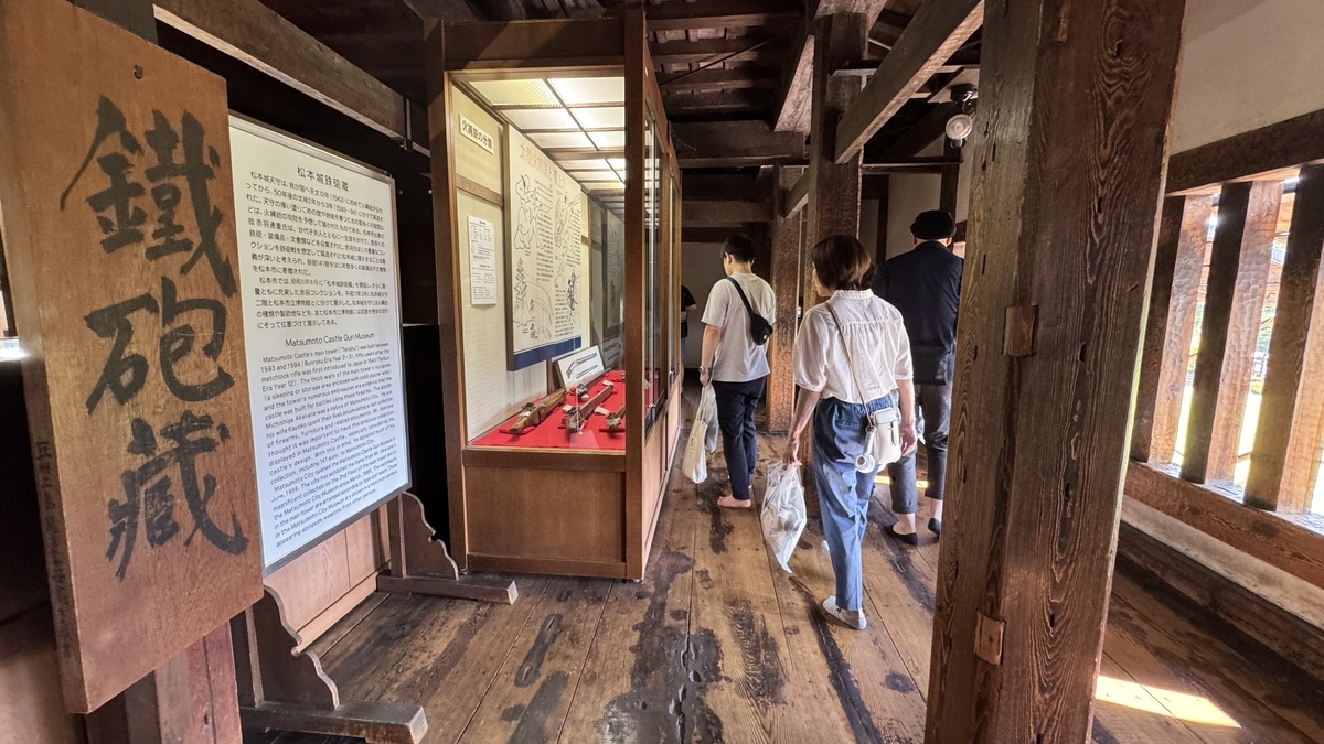 松本城天守二階 鉄砲蔵の説明板と展示室入口