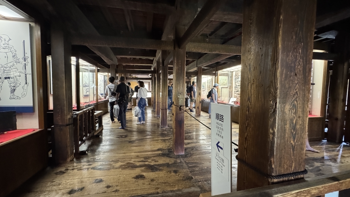 松本城天守二階 鉄砲や鎧が並ぶ展示室の通路