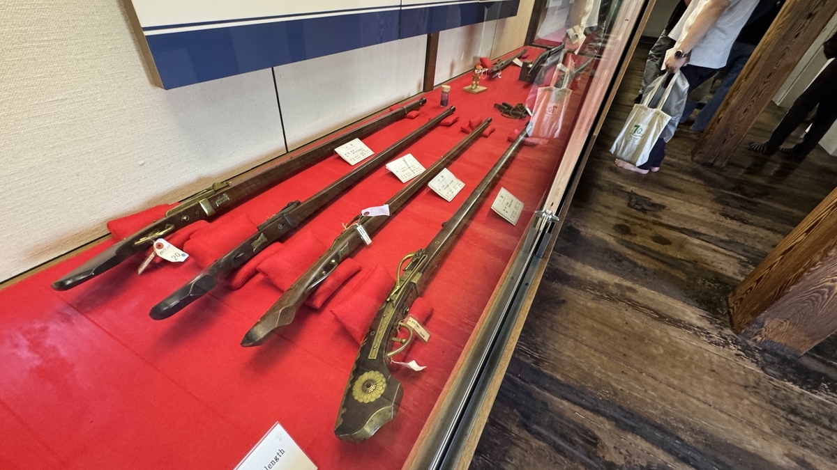 松本城天守二階 赤い台に並べられた火縄銃の展示
