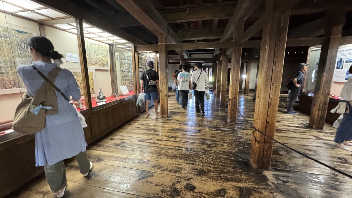 松本城天守二階 火縄銃展示を見学する来館者の様子