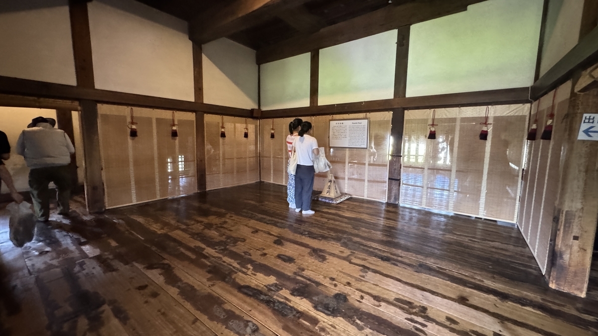 松本城天守四階 光が差し込む広い板間の内部