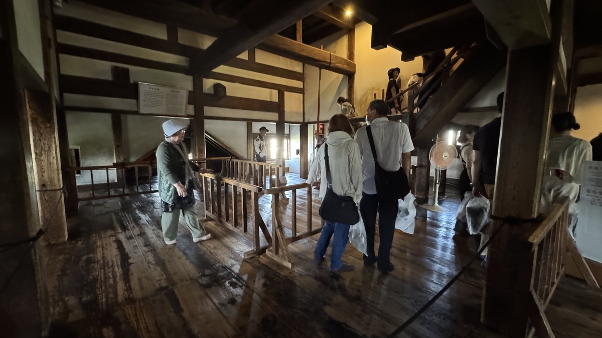 松本城天守五階 木組みの広間と見学する来館者