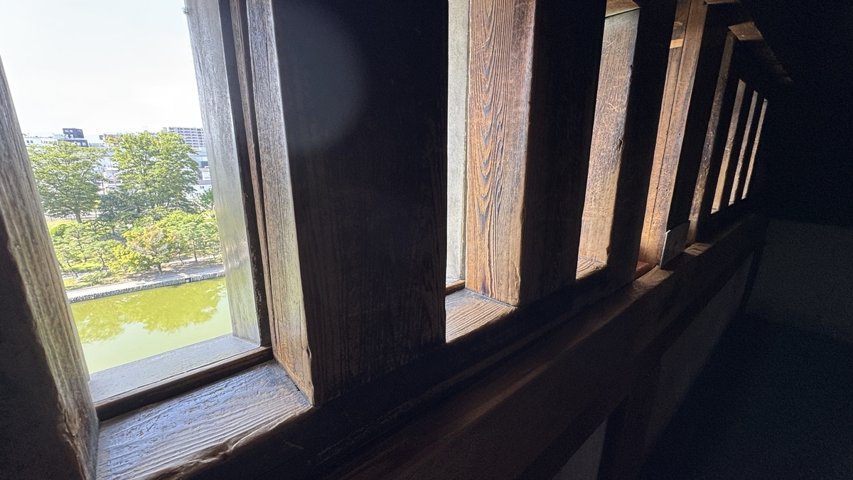 松本城天守五階 外の景色を望める木枠の武者窓