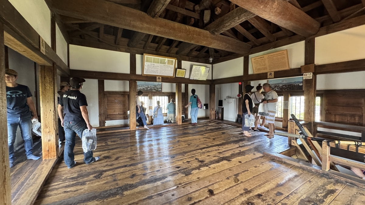 松本城天守六階 最上階の広間と来館者の様子