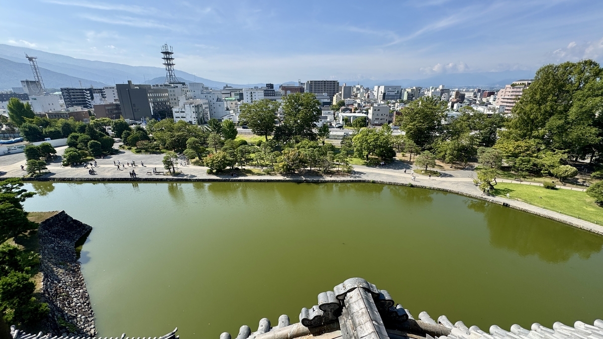 松本城天守六階 南側の眺望と堀と市街地