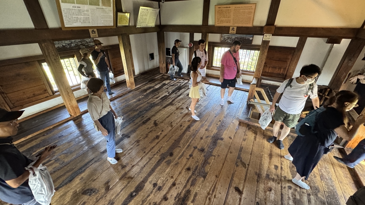 松本城天守六階 最上階広間と見学する来館者の様子