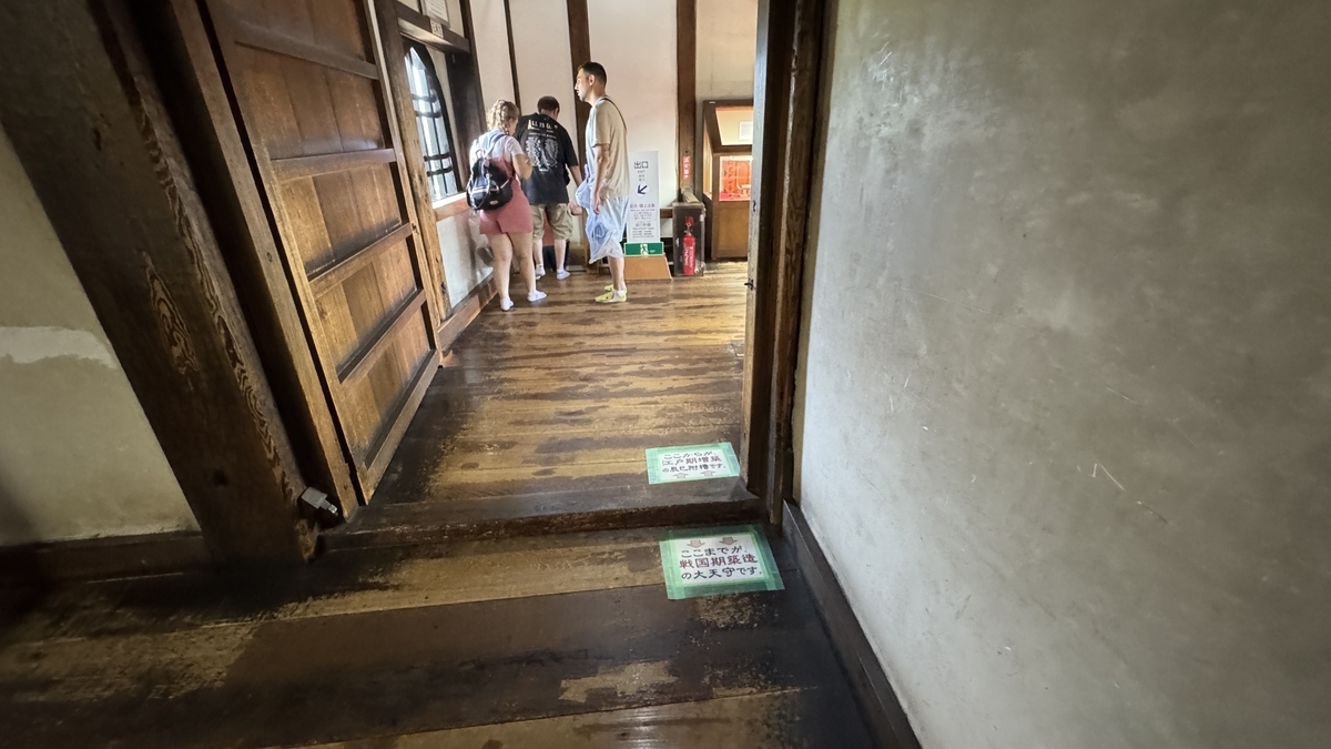 松本城辰巳附櫓 境界を示す床の案内表示と廊下