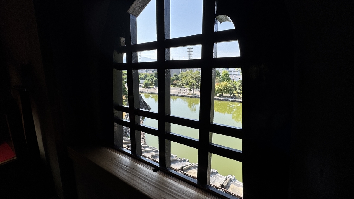 松本城辰巳附櫓 花頭窓から城外を望む景色