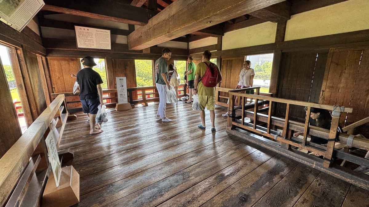松本城月見櫓 内部と朱塗りの回縁を歩く来館者