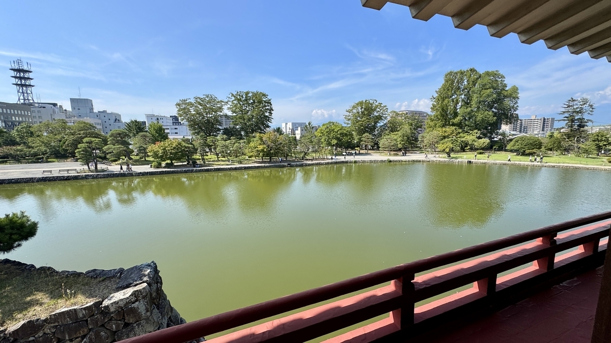 松本城月見櫓から堀と市街地を望む景色