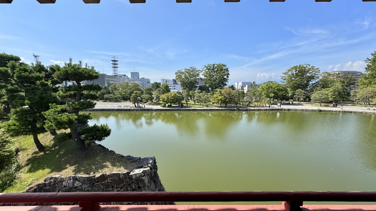 松本城月見櫓から堀に映る空と庭園を望む眺望