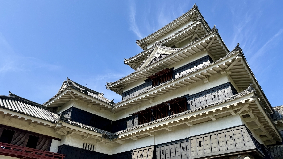 松本城天守 南側から見上げる全景と青空