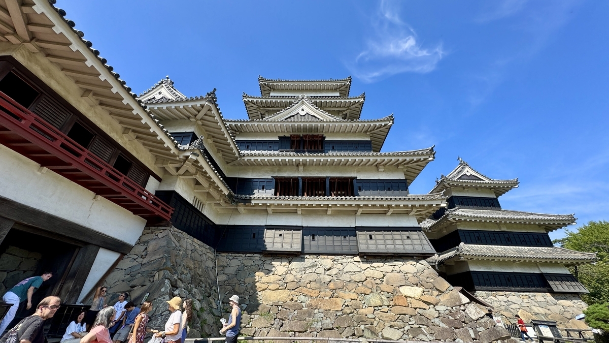 松本城天守 西側から見上げる威容と青空